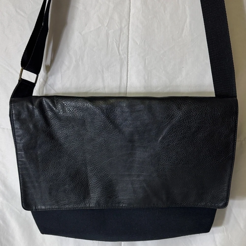 Attitude Black Leather &‎ Canvas Messenger Bag Crossbody Adjustable Strap